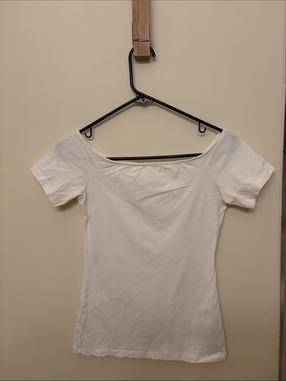 H&M Cream Off-Shoulder Short Sleeve Tee